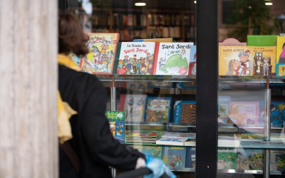 Una imatge de Sant Jordi confinant, 2020 | Roger Benet 